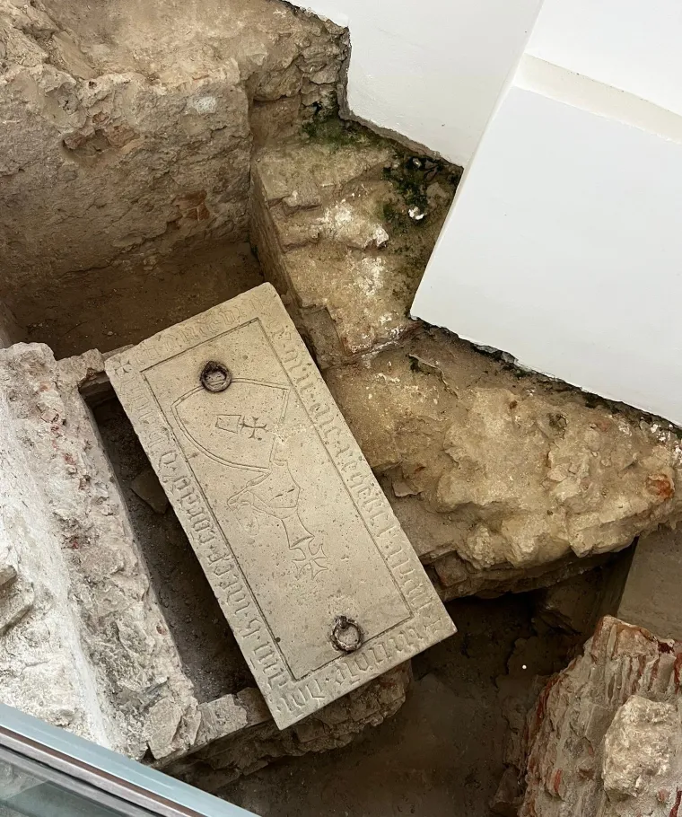 Ovdje je pokopan Konrad iz Budima i njegova žena Ana, čije du&scaron;e počivale u miru. Grobnica je napravljena od vapnenca i otkrivena je tijekom arheolo&scaron;kih istraživanja 2012. godine.