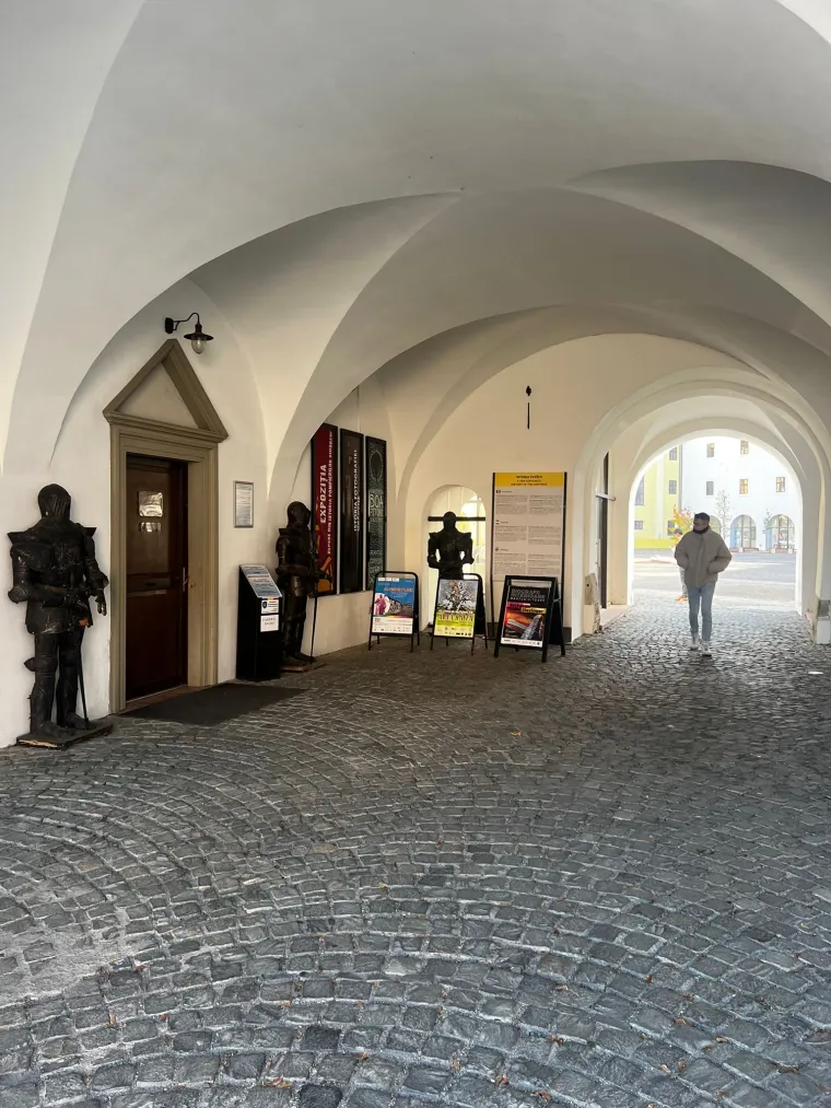 Danas je tvrđava poznata kao turistička i kulturna znamenitost koja sadrži muzej i ugo&scaron;čuje razne izložbe koje prikazuju povijesnu ba&scaron;tinu Oradee.