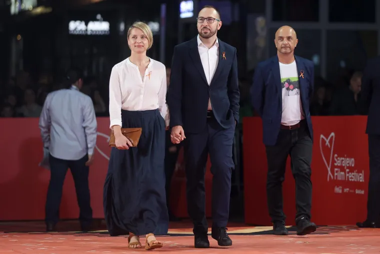 Poznato je kako je diplomirala komparativnu književnost i fonetiku te radi kao instruktorica joge