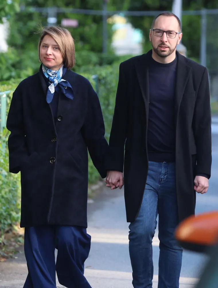 Iva i Tomislav upoznali su se 2008. godine preko zajedničkih prijatelja. Nakon zaruka 2015. u Lisabonu, vjenčali su se 2016. u kapelici na Sljemenu.