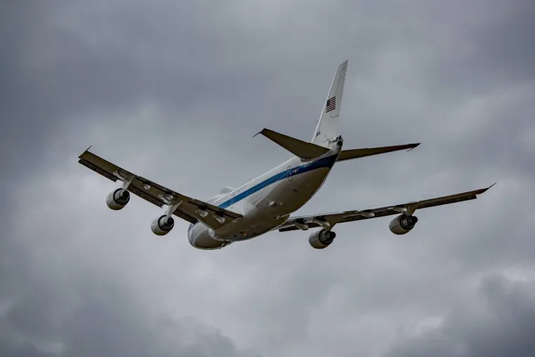 Taj modificirani Boeing 747-200 služi kao Nacionalni američki zračni operativni centar i ključna je komponenta nacionalnog sustava vojnog zapovijedanja za predsjednika, ministra obrane i Združeni stožer.
