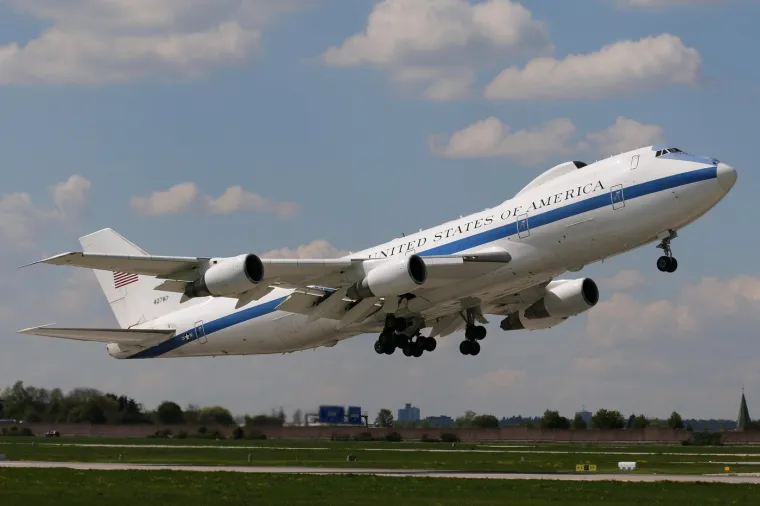 E-4B posebno je dizajniran da preživi elektromagnetski impuls (EMP) nuklearnog napada.