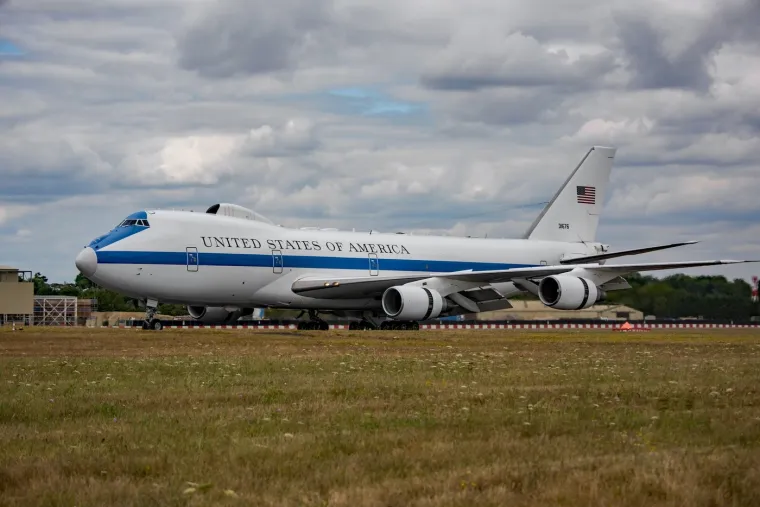 E-4B održava neprekidno 24-satno dežurstvo, pri čemu je barem jedan zrakoplov uvijek spreman za polijetanje.