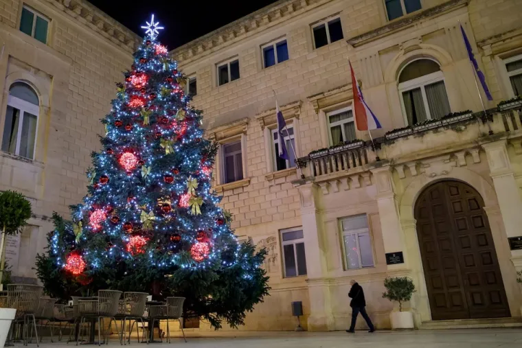 U Zadru mali medo svijetli jače od policijskih sirena, a Varaždinci imaju vlastiti Sjeverni pol