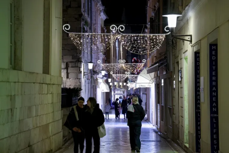 U Zadru mali medo svijetli jače od policijskih sirena, a Varaždinci imaju vlastiti Sjeverni pol