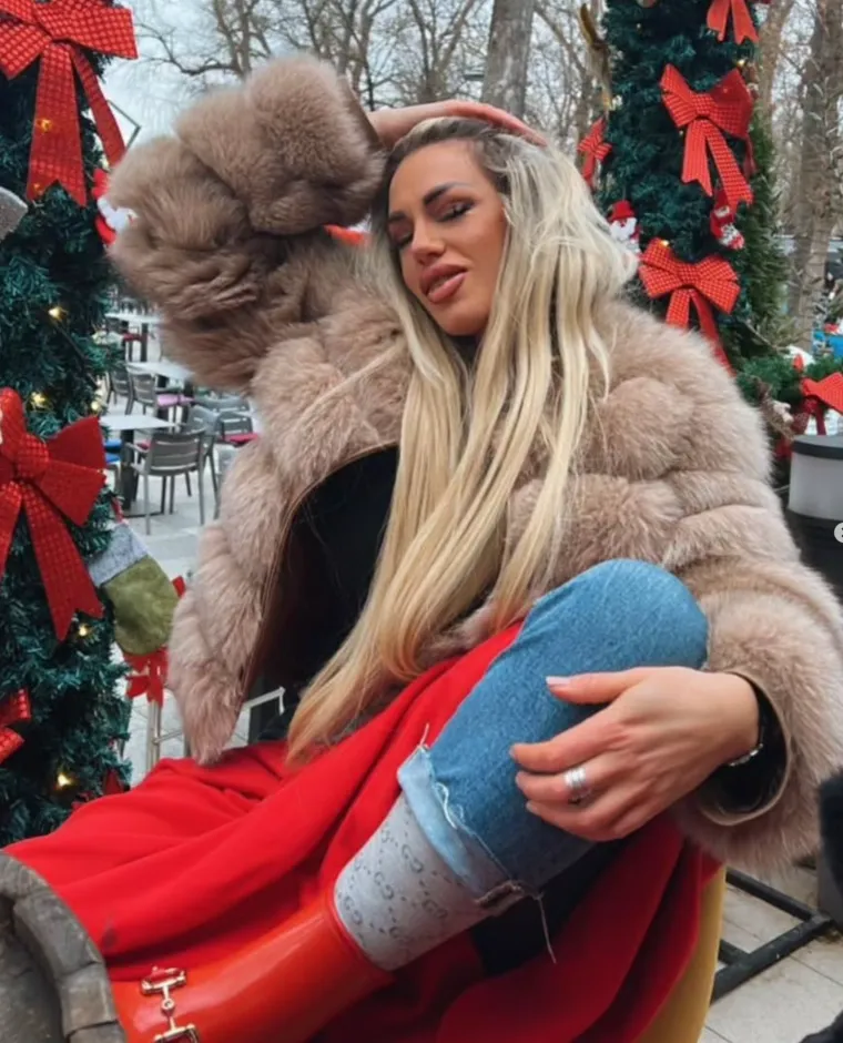 Naime, ova liječnica  svojedobno je proglašena Miss fitness bikini, a svojim izgledom očarala je gledatelje. Osvojila je mnoge nagrade, među kojima i onu za najljepše noge na natjecanju &apos;&apos;Women’s Bikini Fitness Contest“ u Španjolskoj, piše Kurir. 