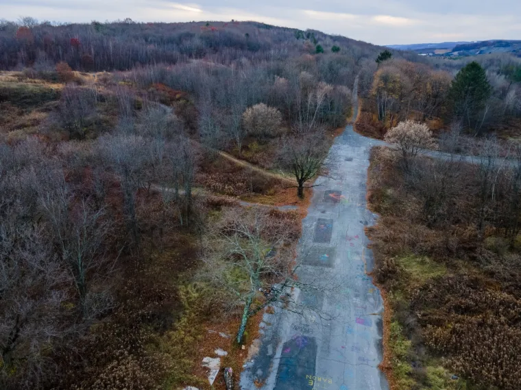 Po gradu su se počele otvarati rupe koje su izbacivale vruće otrovne oblake ugljičnog dioksida, &scaron;to je dovelo do iseljavanja gotovo svih stanovnika. Procjenjuje se da ima dovoljno ugljena da vatra gori jo&scaron; 250 godina.