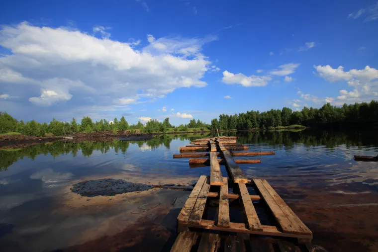 Obližnje jezero poznato je kao "crna rupa" i jedno je od najzagađenijih na svijetu. Tamo su bačene znatne količine kemijskog otpada, a sam boravak u njegovoj blizini je &scaron;tetan za zdravlje.