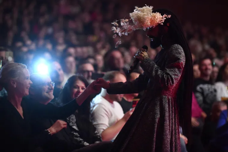 Štikle na nogama, cvijeće na glavi: Legendarni Božo Vrećo zapalio Lisinski