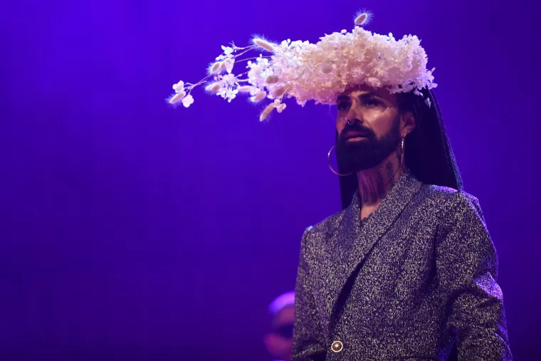 Božo Vrećo je bosanskohercegovački pjevač i autor poznat po reinterpretaciji sevdalinki, tradicionalnih bosanskih ljubavnih pjesama.  