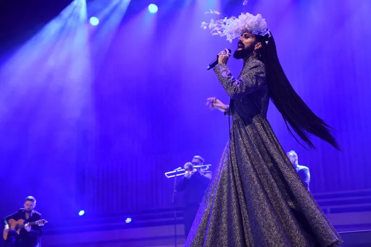 Štikle na nogama, cvijeće na glavi: Legendarni Božo Vrećo zapalio Lisinski