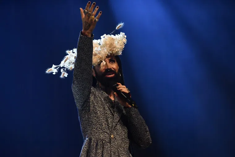 Štikle na nogama, cvijeće na glavi: Legendarni Božo Vrećo zapalio Lisinski