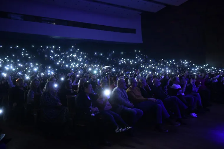 Štikle na nogama, cvijeće na glavi: Legendarni Božo Vrećo zapalio Lisinski