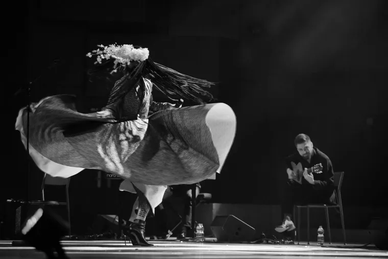 Štikle na nogama, cvijeće na glavi: Legendarni Božo Vrećo zapalio Lisinski