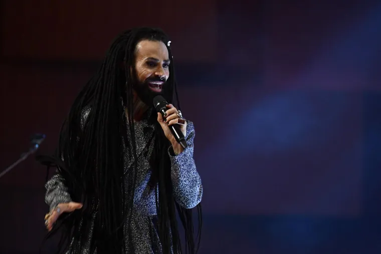 Štikle na nogama, cvijeće na glavi: Legendarni Božo Vrećo zapalio Lisinski