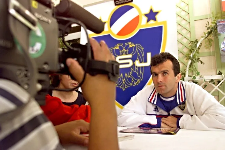 Dejan Savičević igrao je za Crvenu Zvezdu i reprezentaciju Jugoslavije. Oduvijek je bio prosrpski orijentiran. Poslije jedne utakmice Milana i Porta u Kupu europskih prvaka, kada su obojica bili na terenu, novinari su ih pitali za situaciju u Jugoslaviji. 

&quot;Crnogorac sam i prirodno je da stojim na strani Srba&quot;, rekao je Savićević i naveo da se ne boji zbog takvog stava, posebno ne od strane publike:

&quot;Osporavanja ili uvreda prema meni nikada dosad nije bilo. U svakom slučaju, ja ne mogu a da ne budem na strani Srba. Svi se sada zgražavaju njih što napadaju Goražde, a kada su Hrvati činili isto protiv Mostara - nitko nije otvarao usta&quot;.