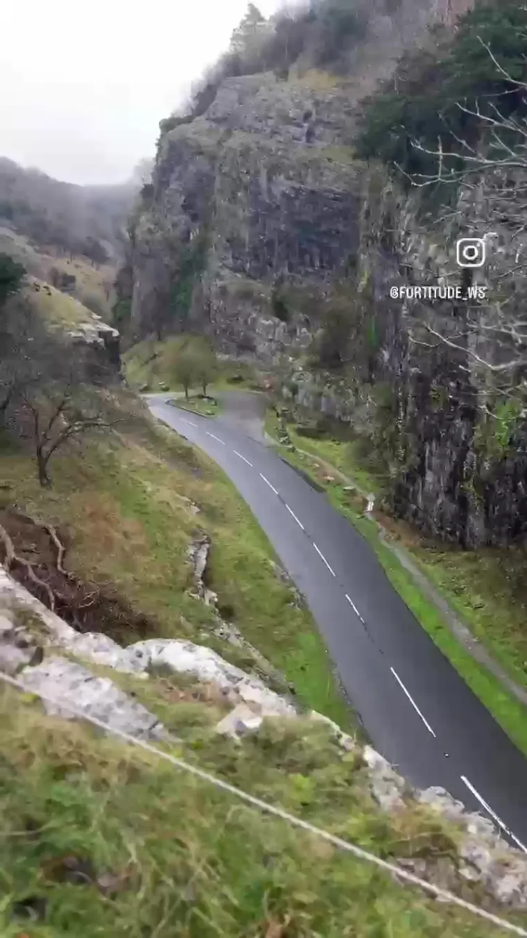 &quot;Kad je došao red na mene za spuštanje, usredotočila sam se na upute, ali nisam mogla držati noge na stijeni jer su mi potplati bili gumeni, bilo je užasno mokro. Tako sam visila na užetu. Bila sam jako ponosna na svoju medalju i nosila sam je do kraja dana&quot;, ispričala je Sam.