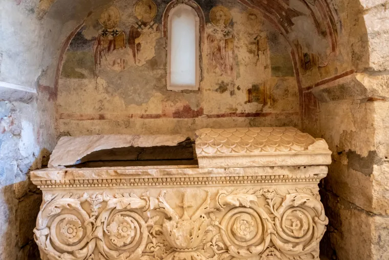 Uspjeli su prenijeti većinu Nikolinih kostiju u Bari, grad na jugu Italije, gdje su dočekane s velikim slavljem i poštovanjem.