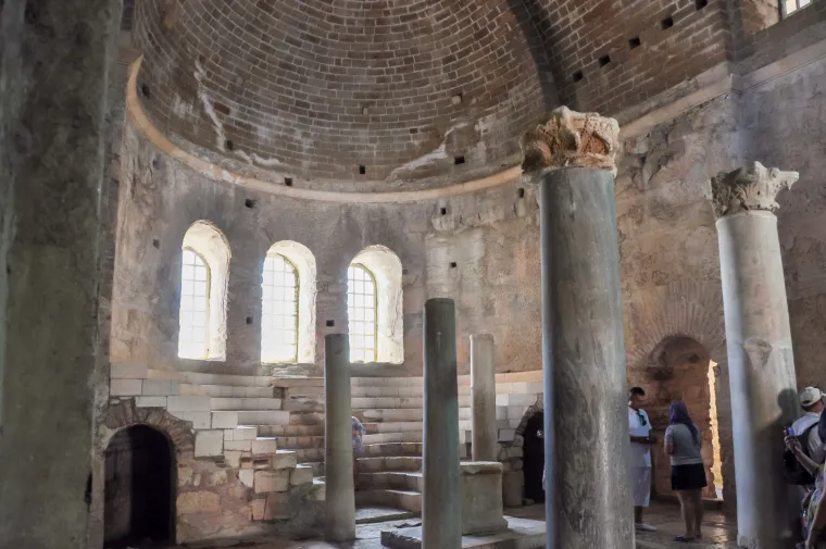 Unutra&scaron;njost crkve posebno je dojmljiva, s bogatom zbirkom fresaka koje potječu iz različitih povijesnih epoha. Ove freske ne samo da imaju veliku umjetničku vrijednost, već i pružaju fascinantan uvid u evoluciju bizantske umjetnosti i ikonografije kroz stoljeća.