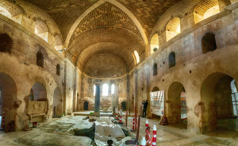 Među mnogim dragocjenostima koje crkva čuva, posebno se ističe sarkofag u kojem su nekada počivale relikvije Svetog Nikole. Ovaj sarkofag, ukra&scaron;en složenim reljefima i simbolima, predstavlja sredi&scaron;nju točku hodoča&scaron;ća i podsjetnik na duboku duhovnu važnost ovog mjesta.