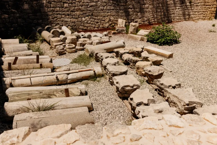 Iako su relikvije svetca kasnije prenesene u Bari, sarkofag i dalje ostaje snažan simbol povezanosti Demrea s likom i djelom Svetog Nikole, tako &scaron;to privlači tisuće posjetitelja koji dolaze odati počast ovom voljenom svecu.