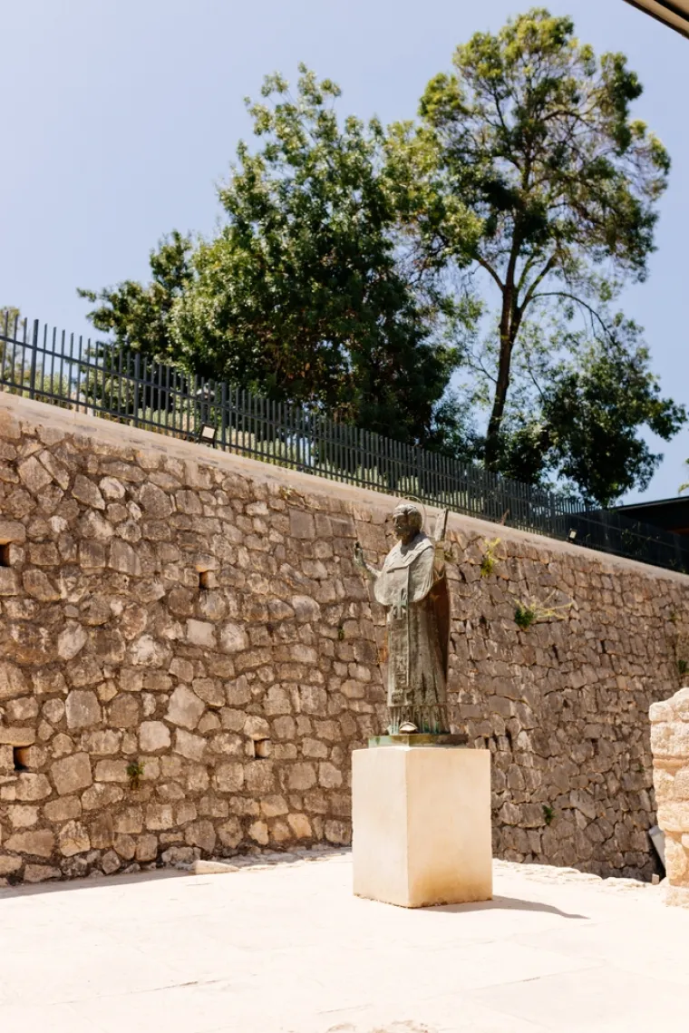 Lik svetog Nikole doživio je značajnu transformaciju tijekom stoljeća, tako &scaron;to se prilagođavao se različitim kulturama i tradicijama diljem svijeta. Najpoznatija inkarnacija ovog svetca nesumnjivo je Santa Claus u anglosaksonskim zemljama ili Djed Mraz u slavenskim kulturama.