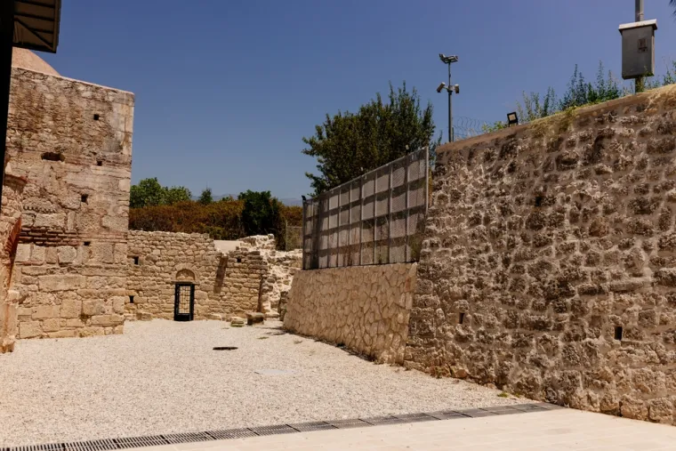 Ove moderne interpretacije, iako ponekad udaljene od izvornog lika biskupa iz Mire, i dalje nose u sebi srž onoga &scaron;to je sveti Nikola predstavljao. Unatoč promjenama u izgledu i običajima vezanim uz njegov lik, temeljna poruka njegova života ostala je nepromijenjena. Nesebično darivanje, bezuvjetna pomoć potrebitima i &scaron;irenje dobrote i dalje su sredi&scaron;nje vrijednosti koje se vežu uz svetog Nikolu, bez obzira na kulturolo&scaron;ki kontekst.