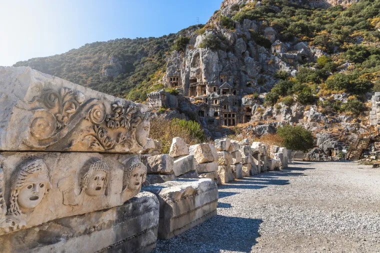 Ova univerzalna poruka ljubavi i milosrđa nastavlja inspirirati milijune ljudi diljem svijeta, prelazeći granice religija, kultura i dru&scaron;tvenih slojeva. U dana&scaron;njem svijetu, opterećenom materijalizmom i individualizmom, primjer svetog Nikole služi kao podsjetnik na važnost empatije, velikodu&scaron;nosti i brige za bližnje, vrijednosti koje su jednako relevantne danas kao i prije 1700 godina.