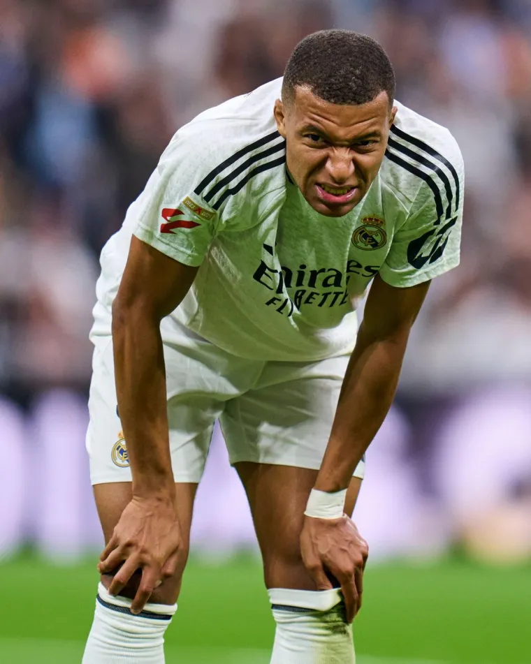 Od dolaska u &Scaron;panjolsku ovoga ljeta, Mbappe nije uspio pronaći formu i opravdati očekivanja pa su ga i ranije kritizirali, ali ne ba&scaron; kao sada.
"Postigao je gol iz ofsajda u prvom poluvremenu, ali osim toga je uglavnom bio nevidljiv. Proma&scaron;io je i penal i čini se da mu potpuno nedostaje samopouzdanja", napisali su &scaron;panjolski mediji o Kylianu.