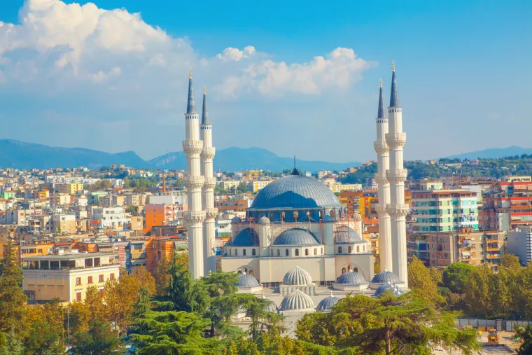 2. Tirana, Albanija: Otkrijte fascinantnu prošlost Albanije u Nacionalnom povijesnom muzeju prije nego što krenete u obilazak prodavaonica i uživate u kavi u luksuznoj četvrti Blloku. 