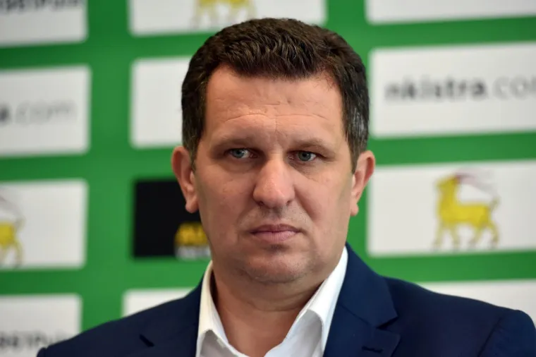 No, njegov brak se ubrzo našao u velikom problemu. Domaći mediji tada su pisali da je Cvitanović izgubio kontrolu kada je uhvaćen u provodu sa smeđokosom djevojkom. Tijekom tog perioda bio je u braku, a kada je njegova afera završila na stranicama magazina Story, Cvitanović je uletio u redakciju i prijetio uredništvu. 