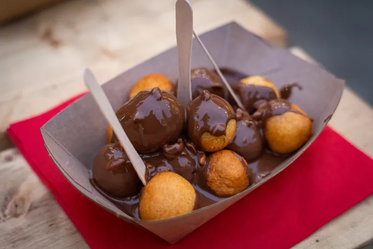 Fritule s nutellom i krokantom su izvrsne, a na umaku nisu štedjeli. Cijene svih spomenutih fritula kreću se od 5,50 do 6,50 eura.