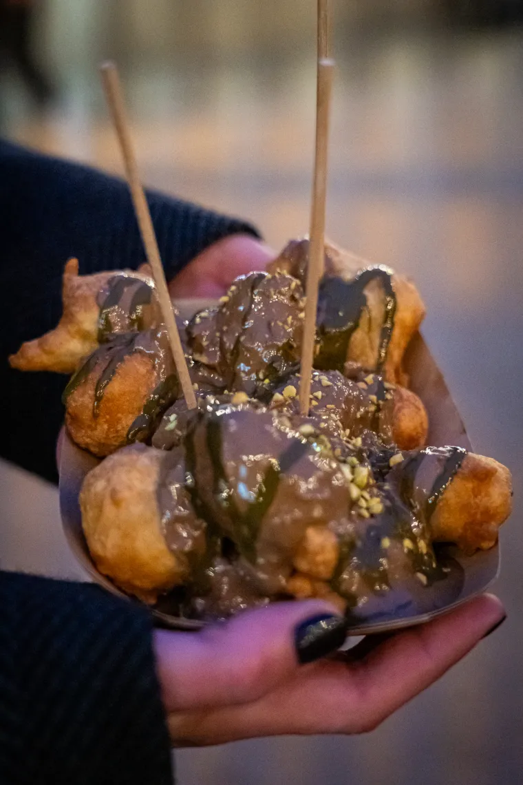 Fritule su prelivene belgijskom čokoladom, umakom od pistacija i hrskavim kadaifom za koji je potrebno čak nekoliko sati da se pripremi.