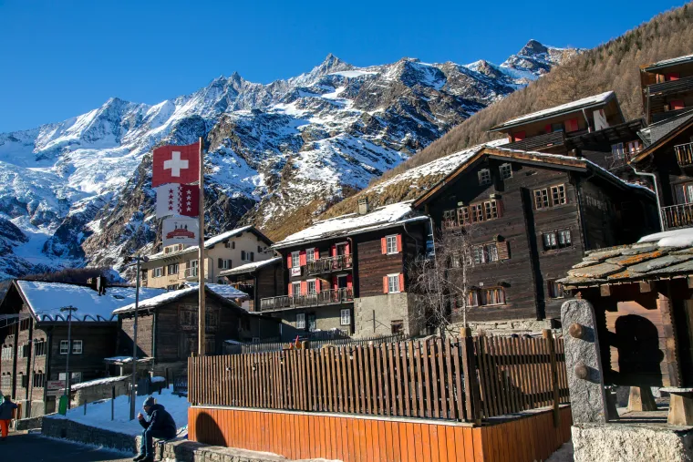  Saas-Fee predstavlja jedinstveno švicarsko selo koje s pravom nosi nadimak &quot;Biser Alpa&quot;. Okruženo je s čak 13 vrhova viših od 4.000 metara.