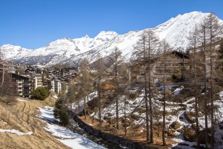 Tijekom ljetnih mjeseci, Saas-Fee se pretvara u raj za planinare i ljubitelje prirode. Posjetiteljima su na raspolaganju: 350 kilometara uređenih planinarskih staza, tematske šetnjice, adrenalinski park u krošnjama, susreti s pripitomljenim mrmotima te 70 kilometara dugih staza za brdski biciklizam.