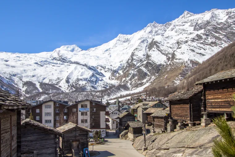 Bilo da dolazite zbog uzbudljivih zimskih sportova, opuštajućeg ljetnog planinarenja ili jednostavno želite osjetiti čari Božića iz 80-ih, Saas-Fee nudi nezaboravno iskustvo za svakog posjetitelja.