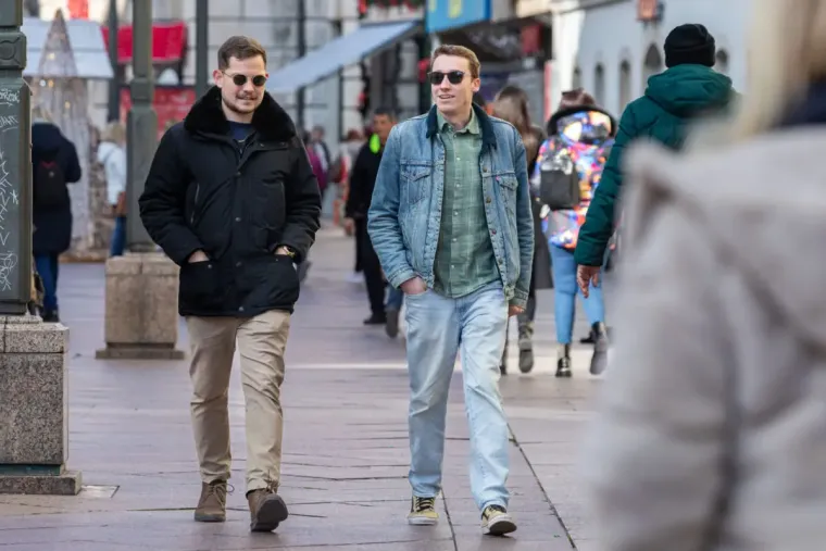 Naočiti mu&scaron;karci pro&scaron;etali Korzom: Ni hladnoća im nije smetala