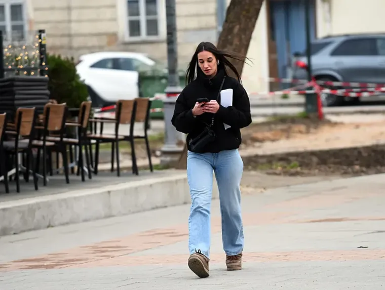 Ljetne haljinice sakrivene kaputom i mu&scaron;karac u &scaron;e&scaron;iru. Talijanska moda za njih je nula