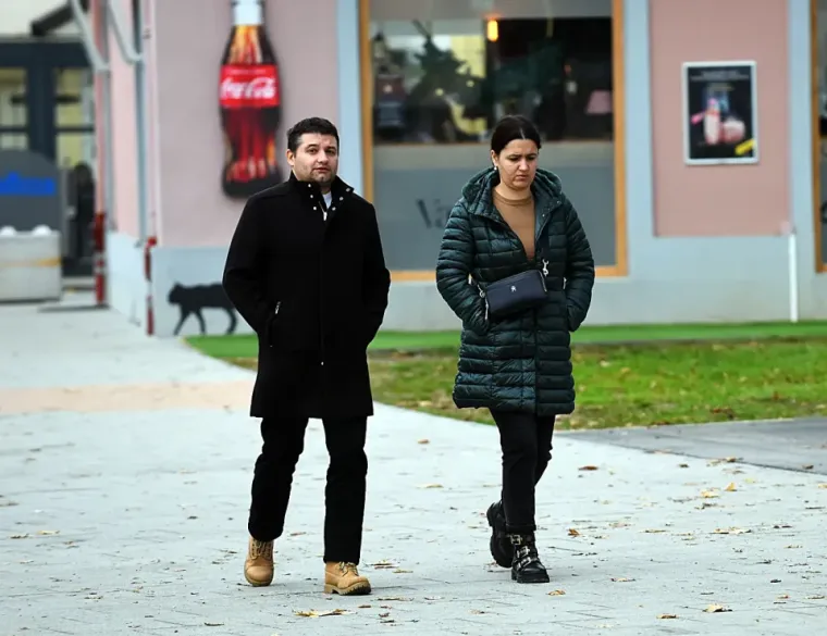 Ljetne haljinice sakrivene kaputom i mu&scaron;karac u &scaron;e&scaron;iru. Talijanska moda za njih je nula