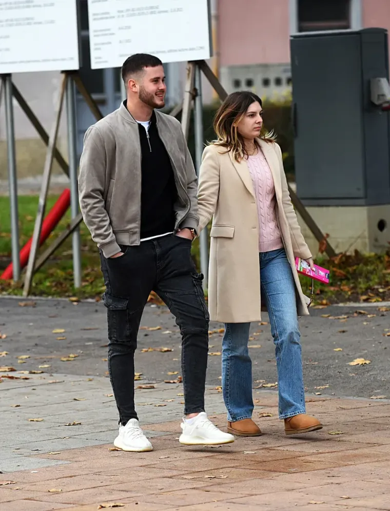 Ljetne haljinice sakrivene kaputom i mu&scaron;karac u &scaron;e&scaron;iru. Talijanska moda za njih je nula