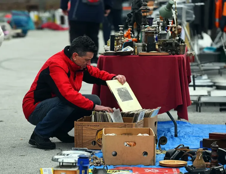 Ljetne haljinice sakrivene kaputom i mu&scaron;karac u &scaron;e&scaron;iru. Talijanska moda za njih je nula