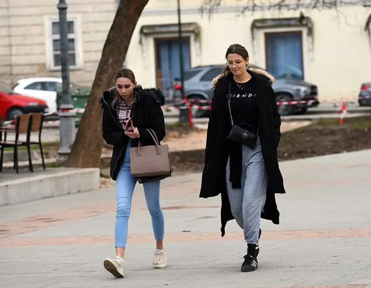 Ljetne haljinice sakrivene kaputom i mu&scaron;karac u &scaron;e&scaron;iru. Talijanska moda za njih je nula