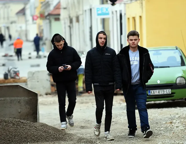 Ljetne haljinice sakrivene kaputom i mu&scaron;karac u &scaron;e&scaron;iru. Talijanska moda za njih je nula