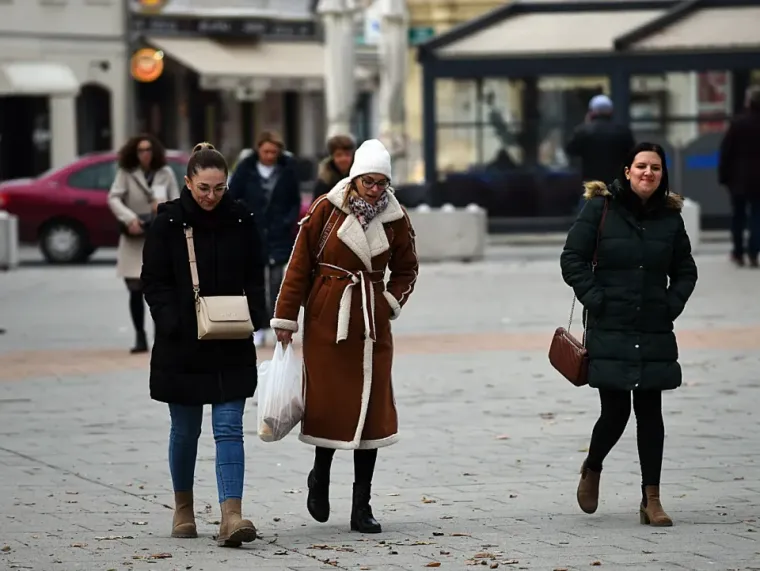 Ljetne haljinice sakrivene kaputom i mu&scaron;karac u &scaron;e&scaron;iru. Talijanska moda za njih je nula