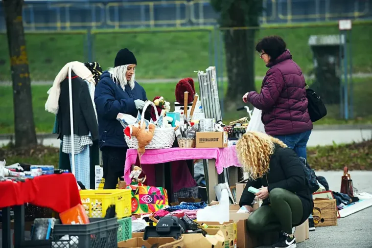 Ljetne haljinice sakrivene kaputom i mu&scaron;karac u &scaron;e&scaron;iru. Talijanska moda za njih je nula