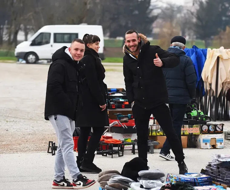 Ljetne haljinice sakrivene kaputom i mu&scaron;karac u &scaron;e&scaron;iru. Talijanska moda za njih je nula