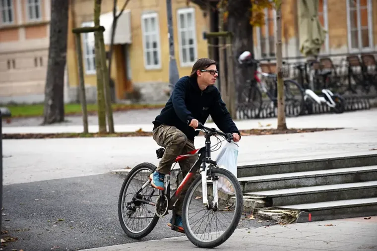 Ljetne haljinice sakrivene kaputom i mu&scaron;karac u &scaron;e&scaron;iru. Talijanska moda za njih je nula
