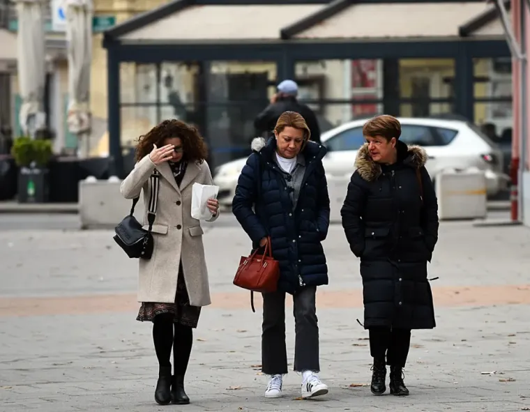 Ljetne haljinice sakrivene kaputom i mu&scaron;karac u &scaron;e&scaron;iru. Talijanska moda za njih je nula