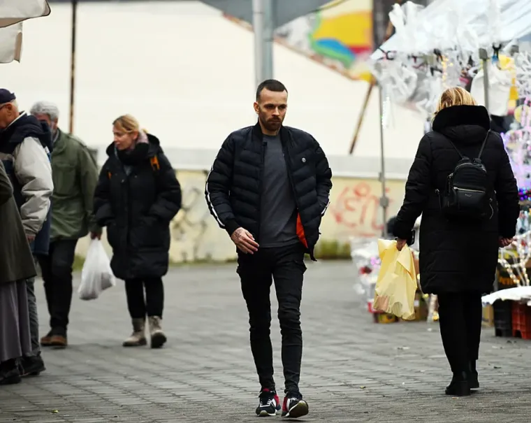 Ljetne haljinice sakrivene kaputom i mu&scaron;karac u &scaron;e&scaron;iru. Talijanska moda za njih je nula