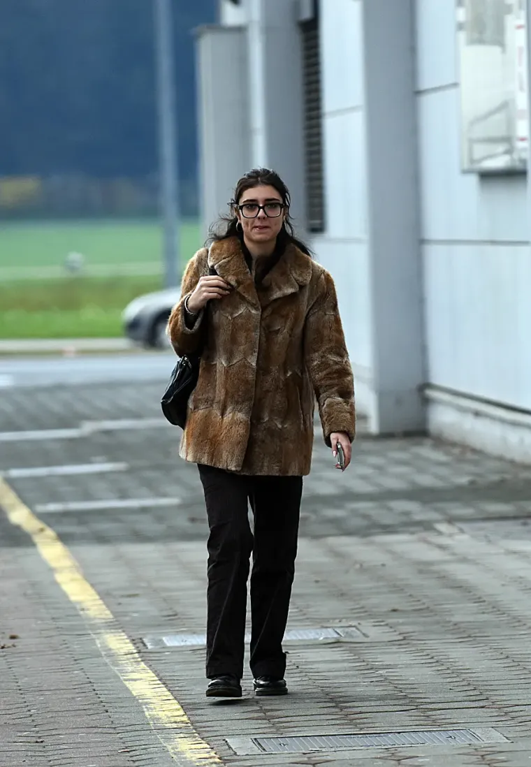 Ljetne haljinice sakrivene kaputom i mu&scaron;karac u &scaron;e&scaron;iru. Talijanska moda za njih je nula